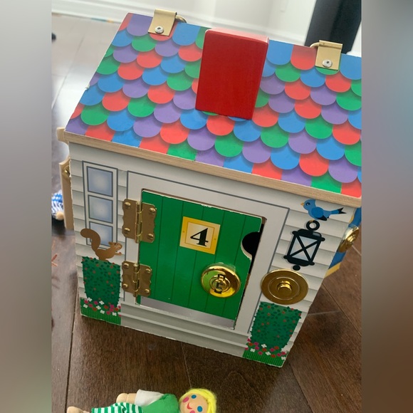 Melissa & Doug Wooden Doorbell House with characters - Picture 7 of 10